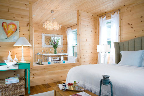 Shiplap Pine Gives Canadian Lake House a Cozy Feel