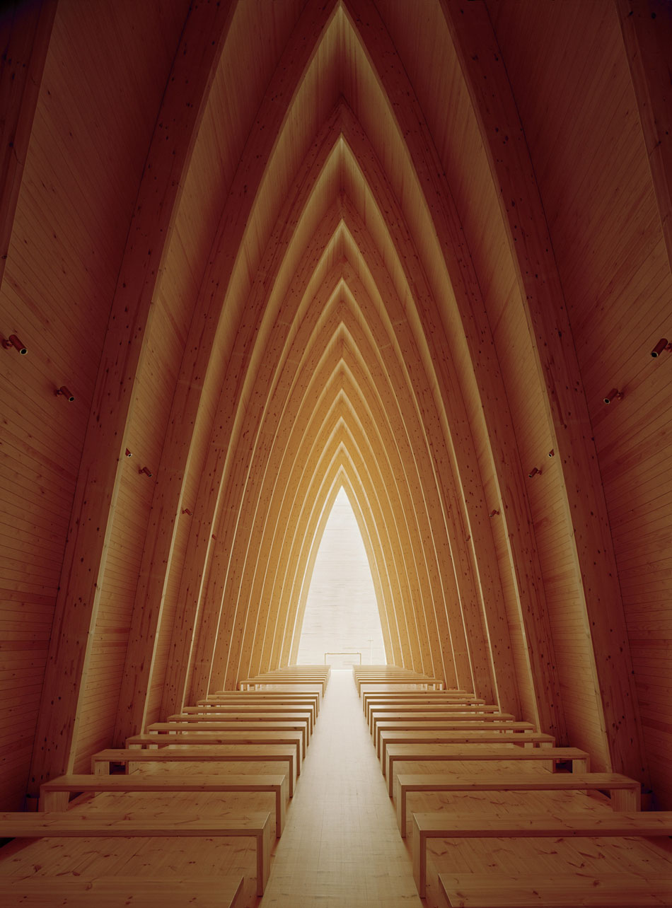 Stunning Pine Chapel Inspired by the Curving Ribs of Ships