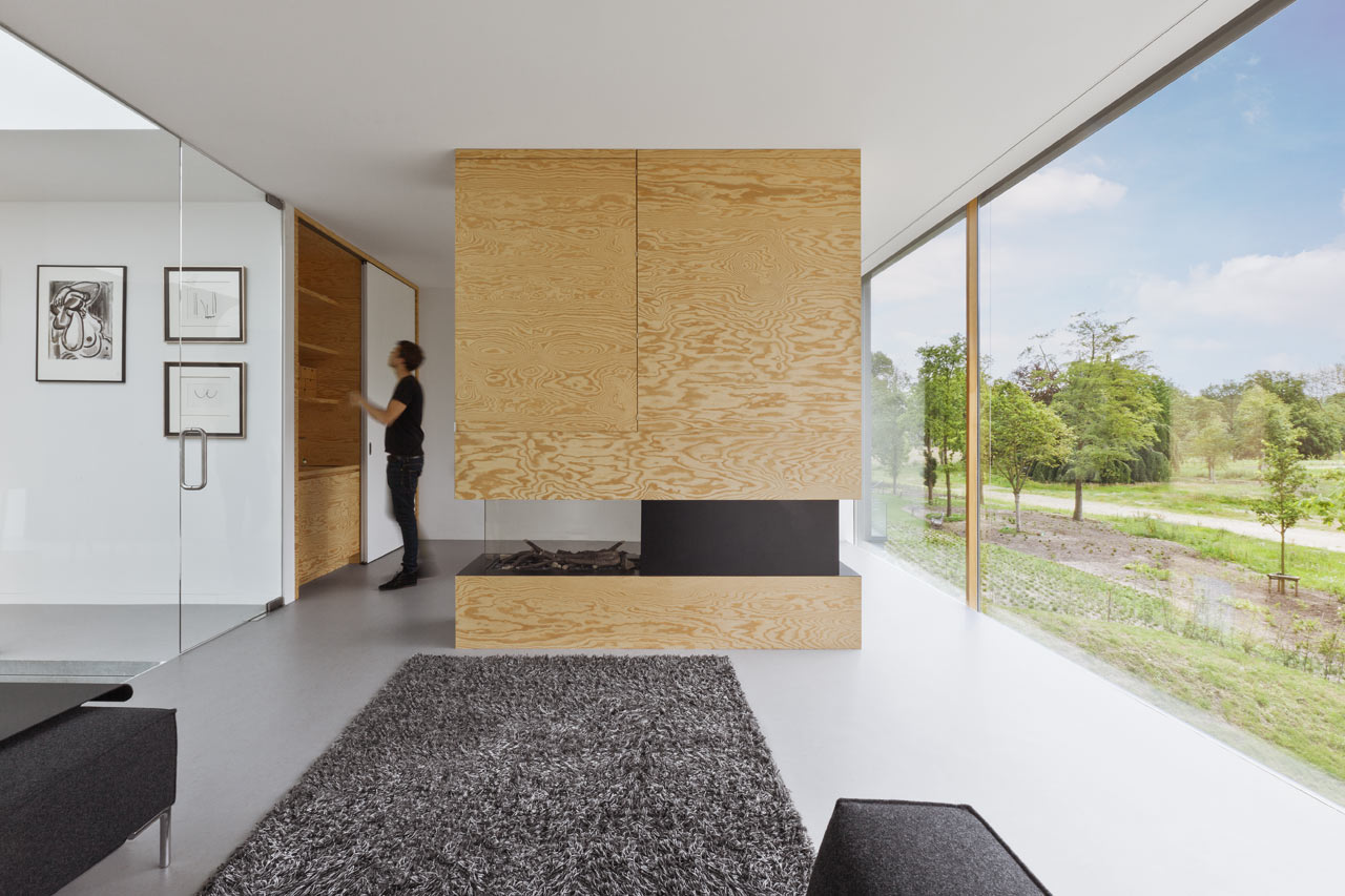Pine Plywood Takes Center Stage in Minimalist Home